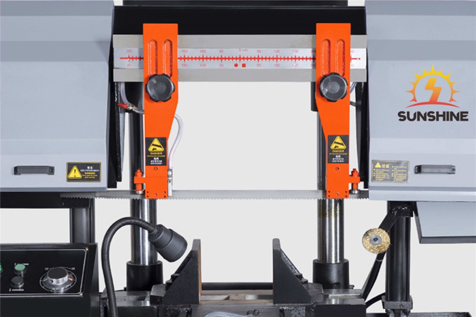 Adjustable guide arm for the metal band saw Adjustable guide arm for the metal band saw